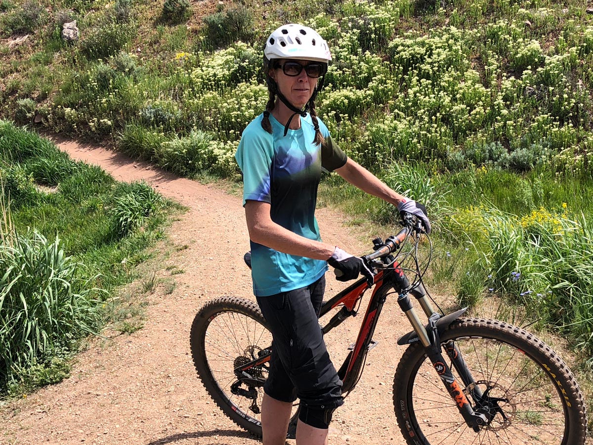 women's mountain bike outfit