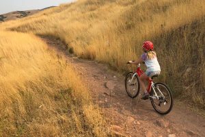 Climbing a dirt bike path on the Woom 5 kids' bike