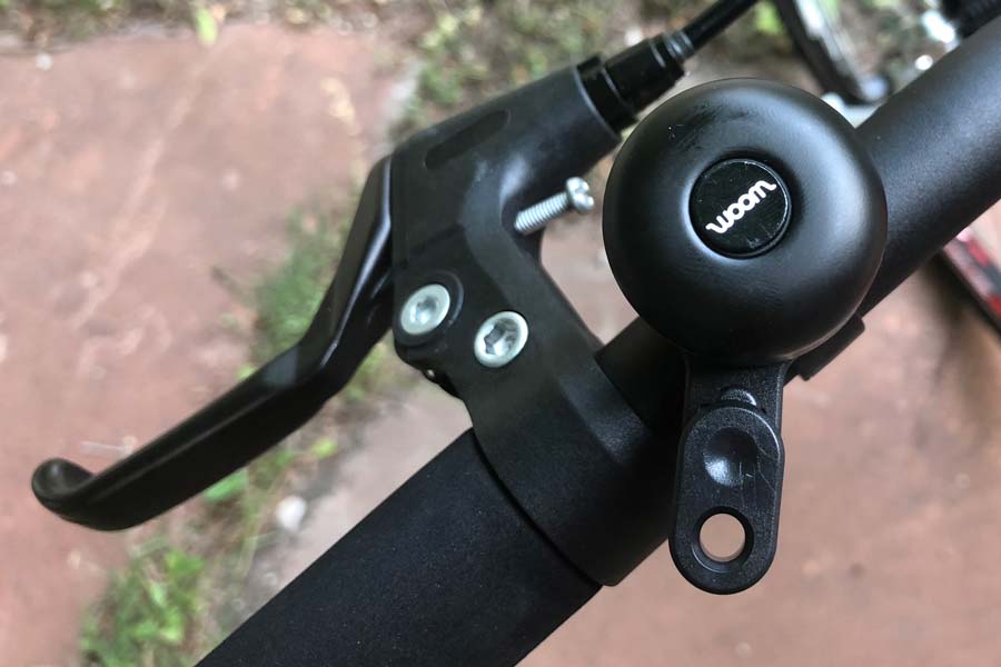 Bell and brake lever on the Woom 5
