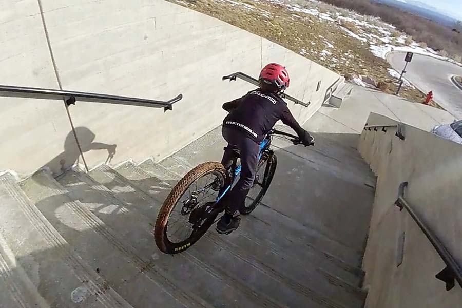 Descending stairs with the Pivot LES 27.5