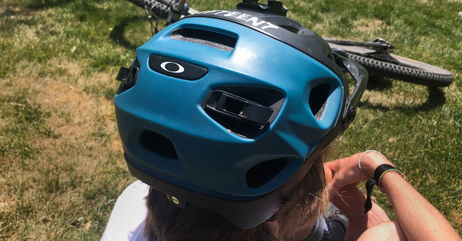 Rear view of the Oakley DRT5 mtb helmet