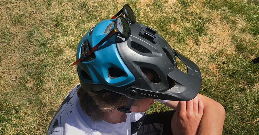 Sunglasses are secured with nifty clips on the Oakley DRT5 mtb helmet