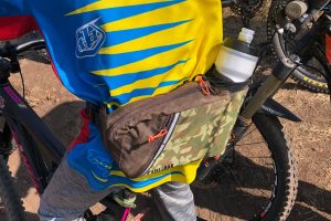 aluminium gået i stykker pouch camelbak-flow-hip-pack-view-01 - Mountain Biking With Kids